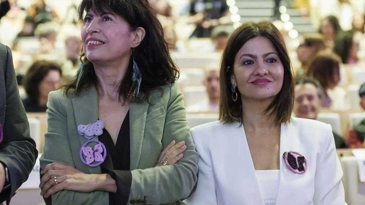 Archivo - La ministra de Igualdad, Ana Redondo (i), y la ministra de Juventud e Infancia, Sira Rego (d), asisten al V Encuentro sobre Violencia Vicaria y Violencia de G&eacute;nero Institucional, en Maracena (Granada). 