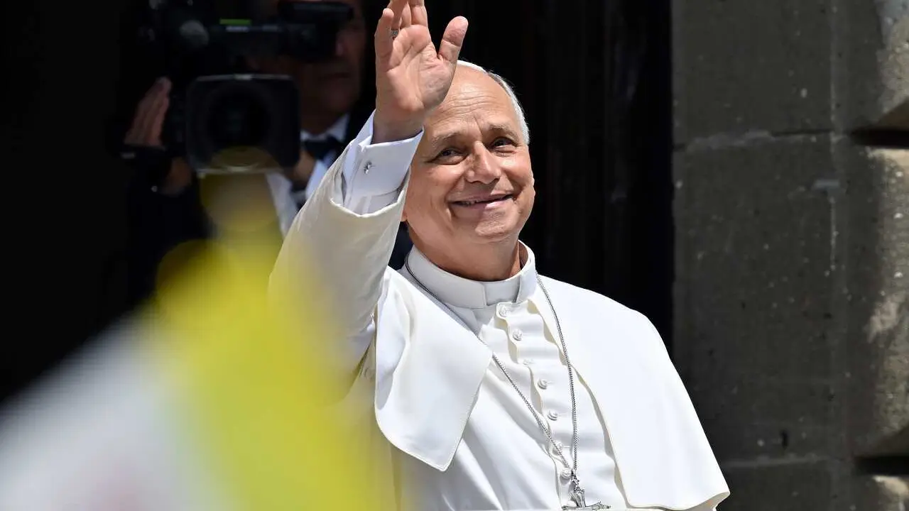 Archivo - El Papa Le&oacute;n XIV tras el rezo del &Aacute;ngelus en Castel Gandolfo.