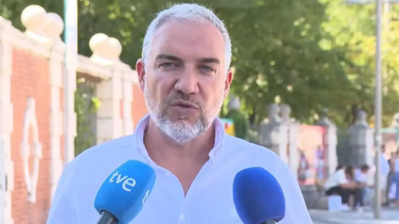 El&iacute;as Bendodo atiende a los medios de comunicaci&oacute;n.