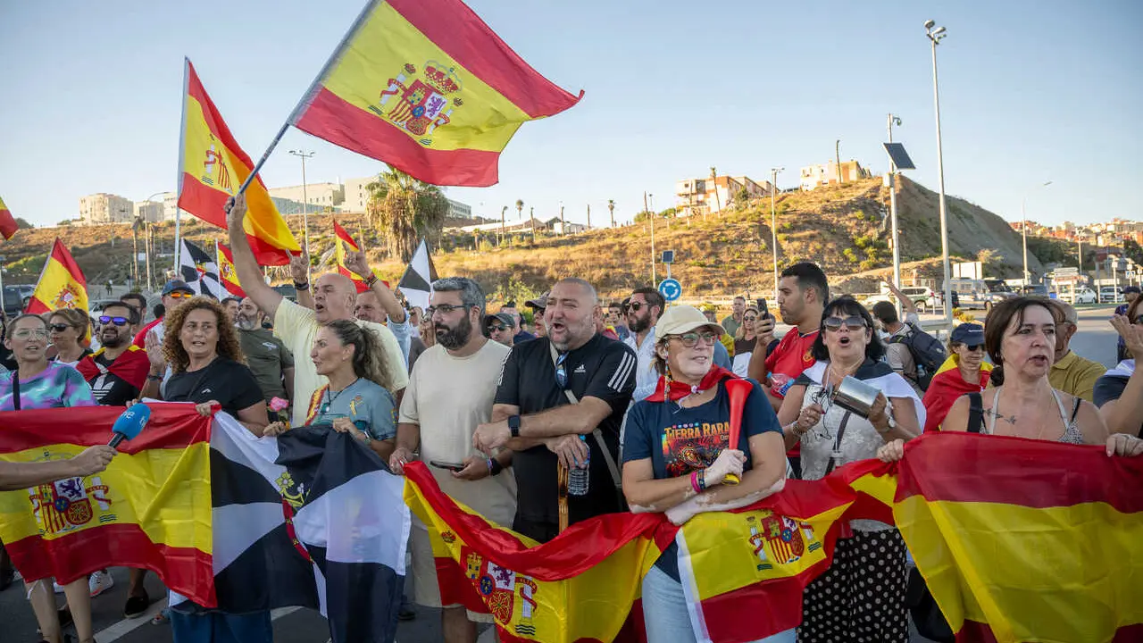 Decenas de personas durante una manifestaci&oacute;n pac&iacute;fica, a 29 de agosto de 2026, en Ceuta (Espa&ntilde;a). 