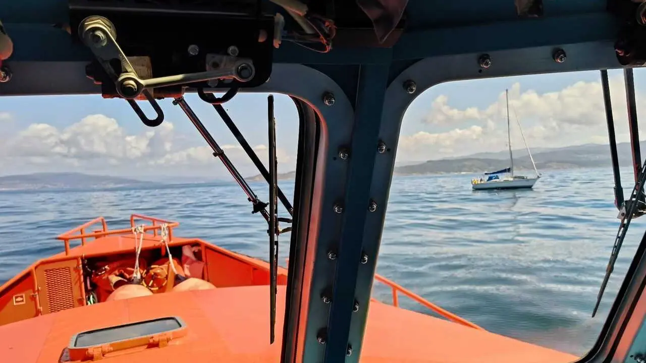 La Salvamar Mirach se desplaza para auxiliar al velero afectado