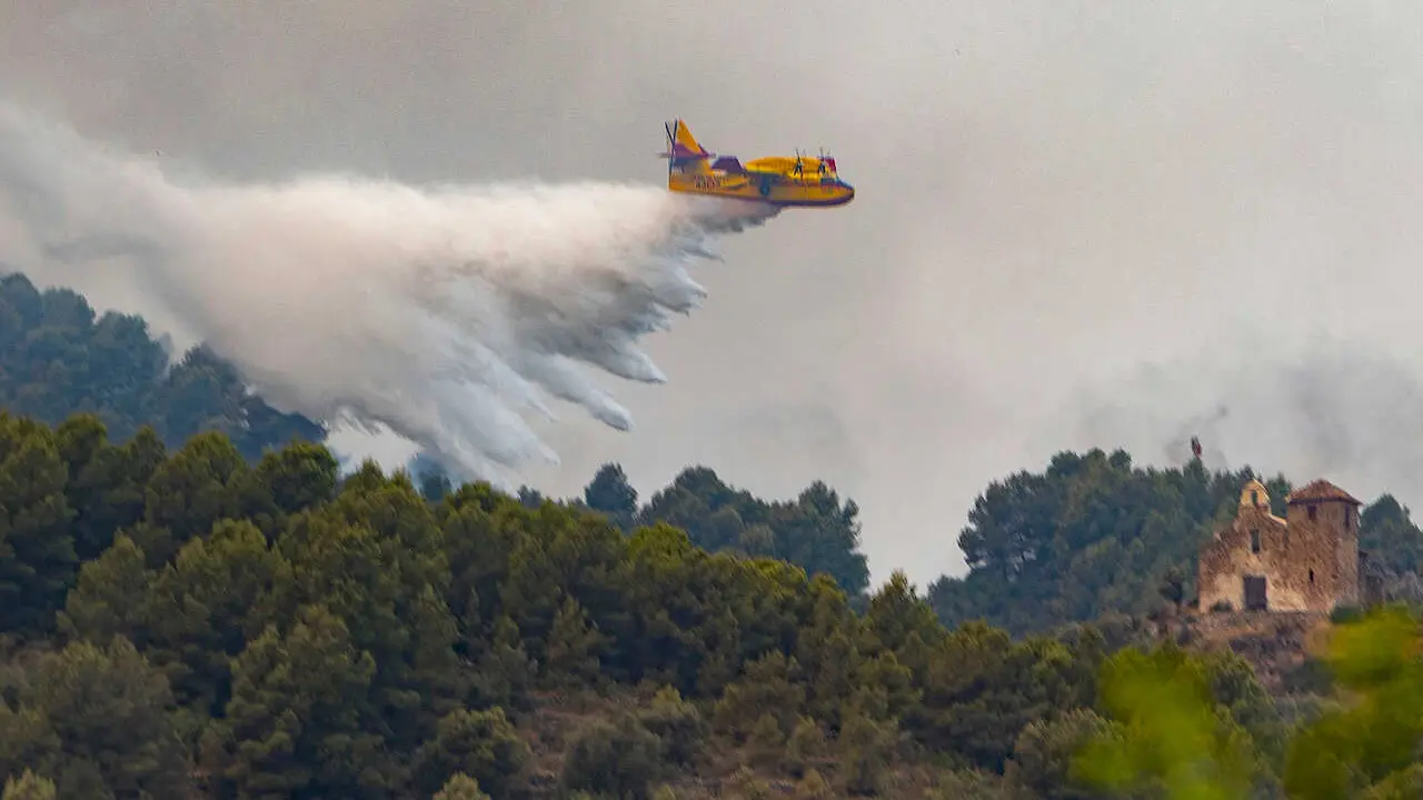 ONDA (CASTELL&Oacute;N) 28/07/2026
EL INCENDIO QUE COMENZ&Oacute; EL S&Aacute;BADO EN LA VALL D'UIX&Oacute; SE CONSIDERA TODAV&Iacute;A ACTIVO SIN LLAMA, PERO NO SE D&Aacute; POR CONTROLADO TODAV&Iacute;A. EN LA IMAGEN UN HIDROAVI&Oacute;N DESCARGA AGUA EN LA ZONA DE LA ERMITA DE SANTA B&Aacute;RBARA ENTRE LOS T&Eacute;RMINOS MUNICIPALES DE ONDA Y TALES.
FOTOS EUROPA PRESS/ANGEL sANCHEZ
