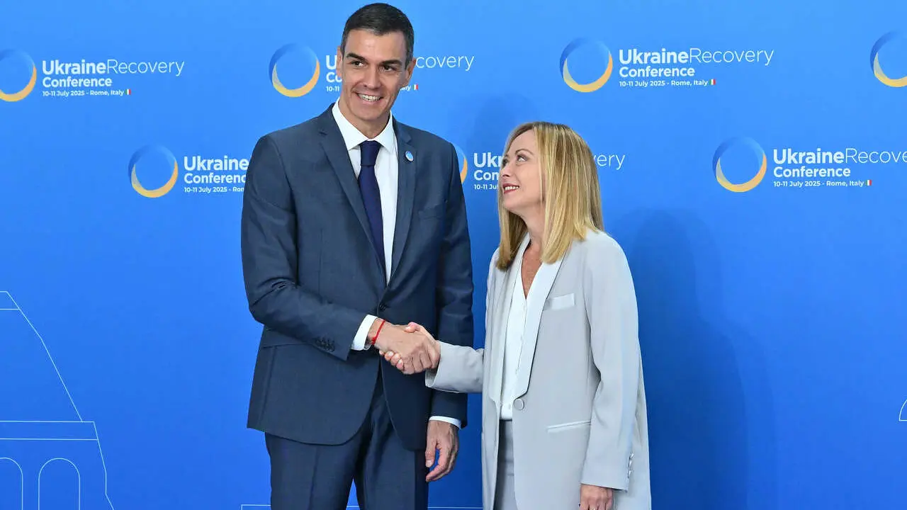 Archivo - El presidente del Gobierno de Espa&ntilde;a, Pedro Sanchez, junto a la primera ministra italiana, Giorgia Meloni, durante una cumbre en 2025.