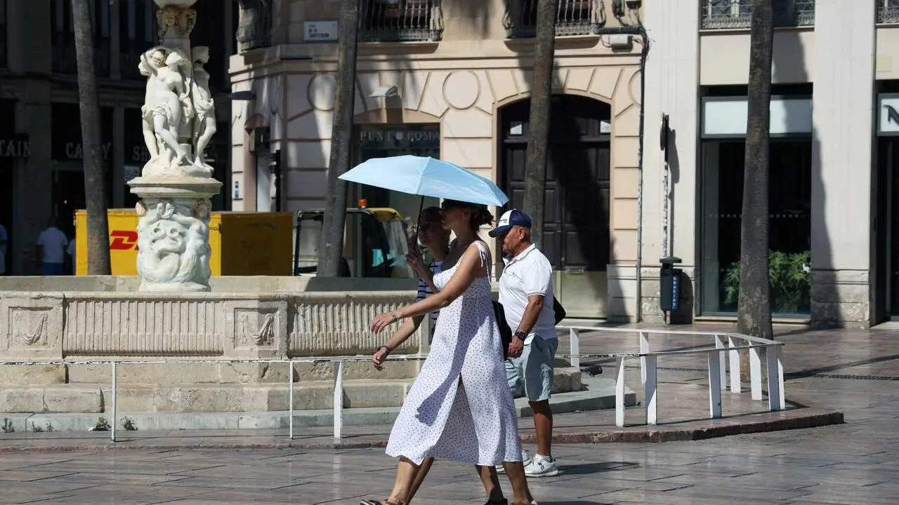 Archivo - Vecinos y visitantes de M&aacute;laga bajo los efectos de la segunda ola de calor. A 6 de julio de 2026 en M&aacute;laga (Andaluc&iacute;a, Espa&ntilde;a). 