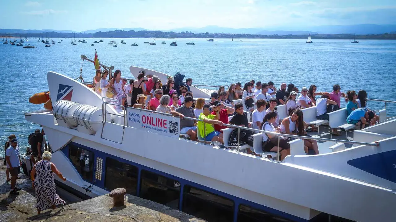 Archivo - Barco de turistas de camino a la playa del Puntal, a 10 de agosto de 2025, en Santander, Cantabria (Espa&ntilde;a).
