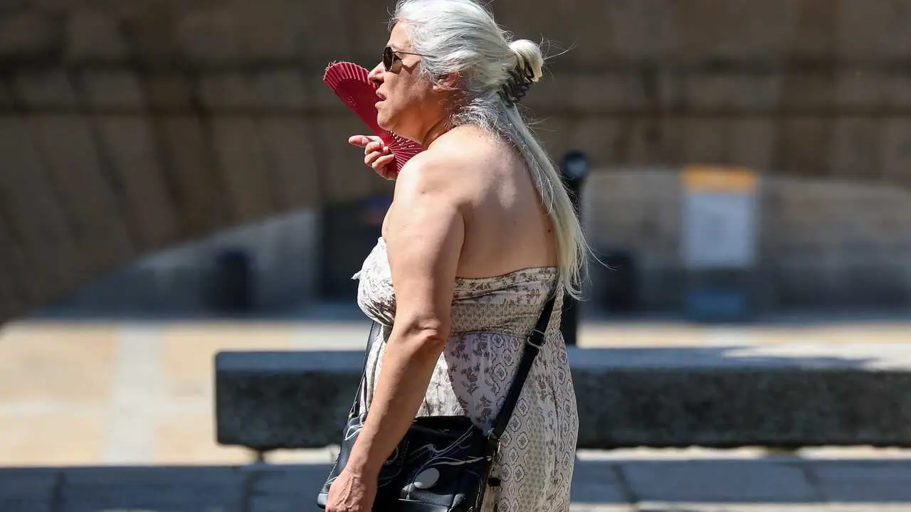 Archivo - Una mujer se abanica durante la ola de calor, a 30 de junio de 2025, en Madrid (Espa&ntilde;a). 
