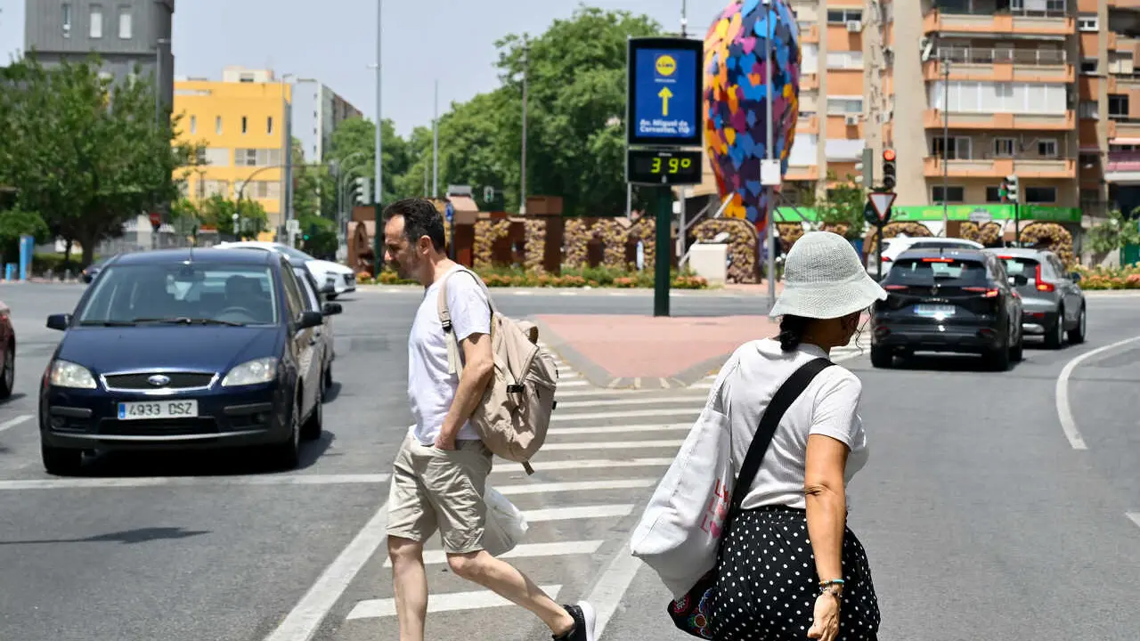 Murcia, 22 Jul. (EUROPA PRESS).- Varias personas se protegen del intenso calor con abanicos mientras un term&oacute;metro marca altas temperaturas en el centro de Murcia, este martes 22 de julio, durante un nuevo episodio de ola de calor que afecta a la Regi&oacute;n de Murcia. Foto: Kiko Asunci&oacute;n / Europa Press.