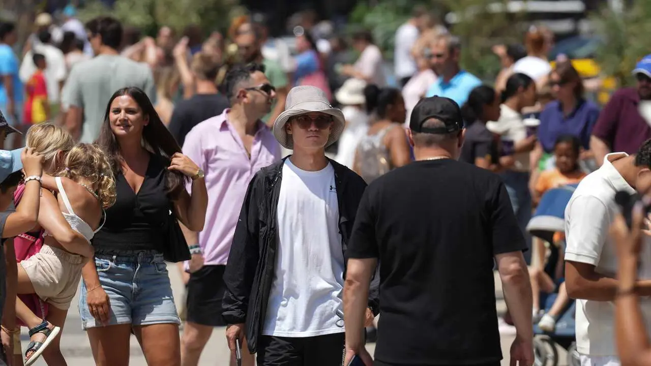 Varios turistas caminan en las inmediaciones de la Sagrada Familia, a 6 de agosto de 2026, en Barcelona, Catalu&ntilde;a (Espa&ntilde;a).