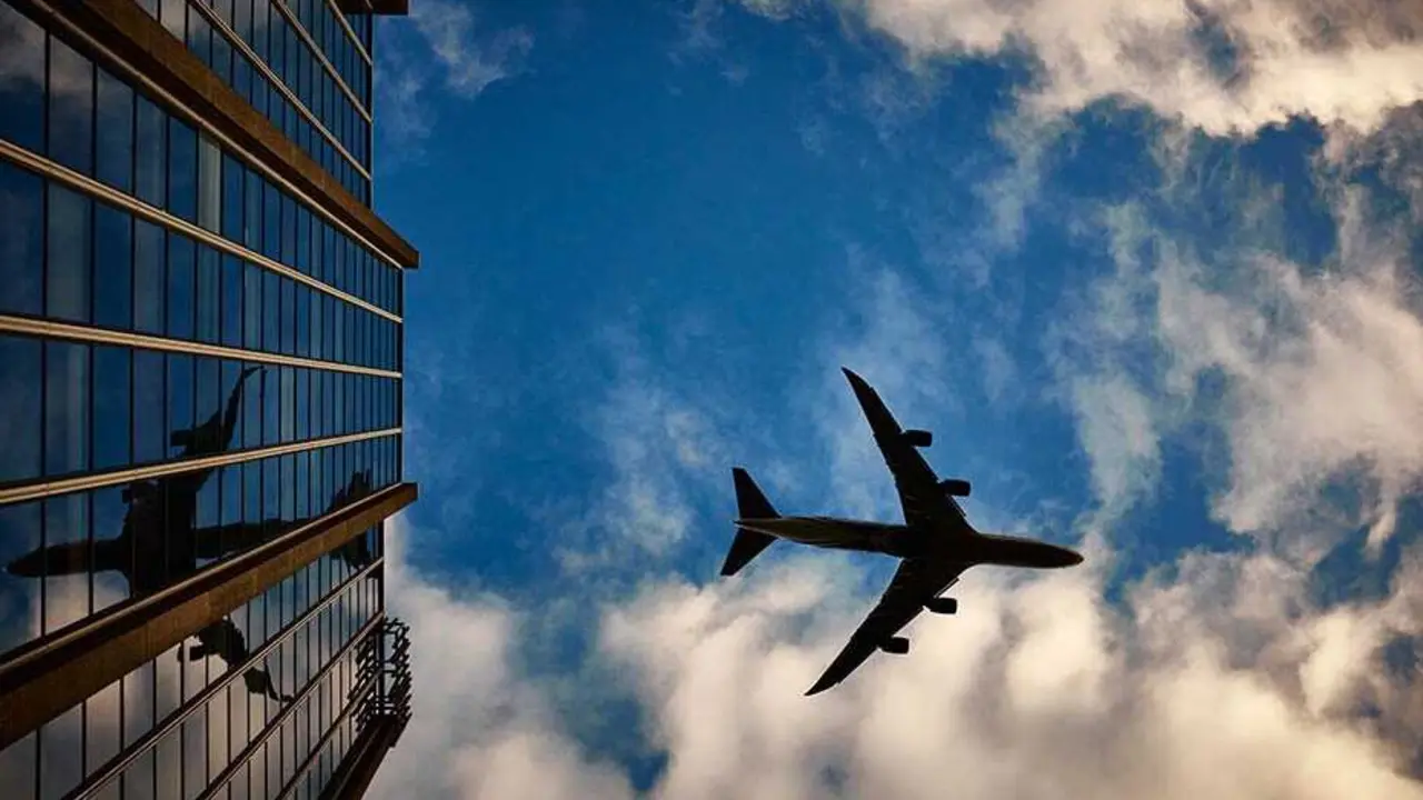 Archivo - Avi&oacute;n volando.