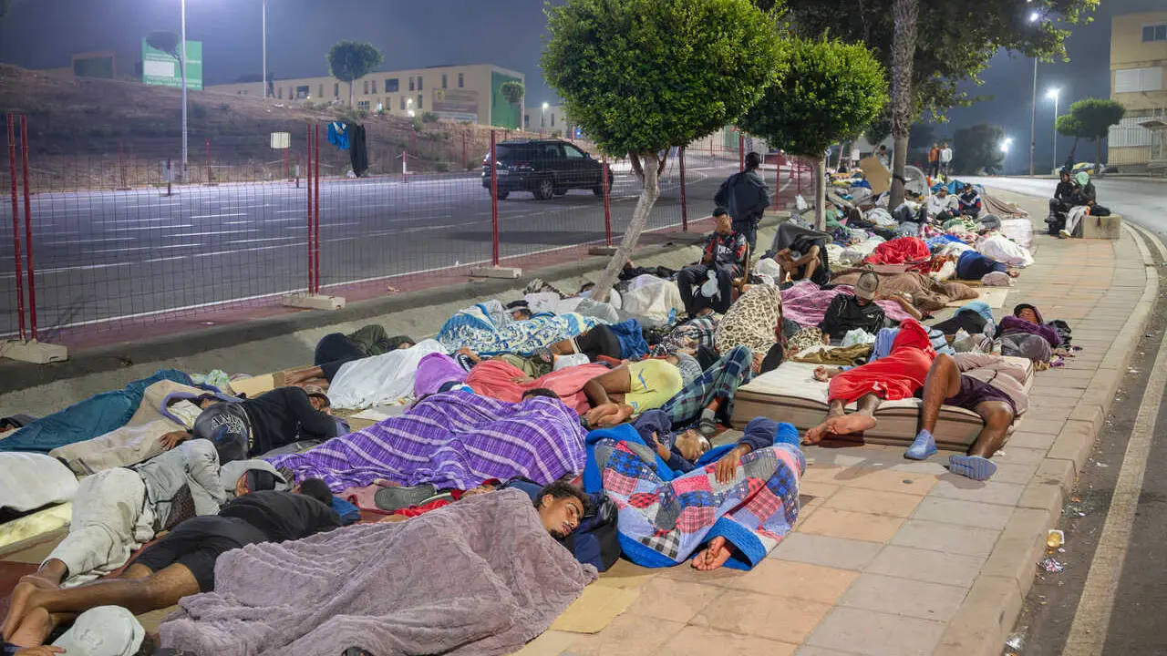 Decenas de migrantes contin&uacute;an durmiendo en los alrededores de Loma Colmenar, a 1 de septiembre de 2026, en Ceuta (Espa&ntilde;a). 