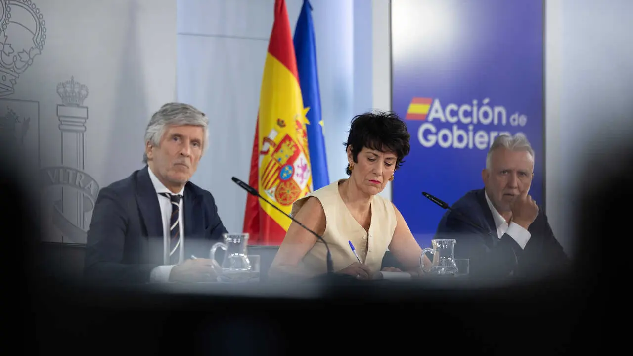 La portavoz del Gobierno y ministra de Inclusi&oacute;n, Seguridad Social y Migraciones, Elma Saiz, y el ministro de Pol&iacute;tica Territorial y Memoria Democr&aacute;tica, &Aacute;ngel V&iacute;ctor Torres, y el ministro del Interiorr en una rueda de prensa tras un Consejo de Ministros.