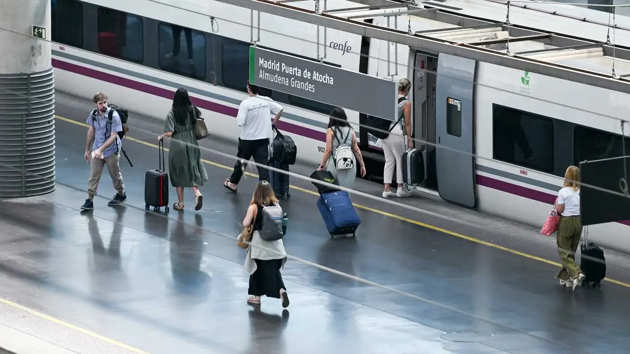 Archivo - Varias personas en un and&eacute;n de la Estaci&oacute;n de Madrid Puerta de Atocha - Almudena Grandes, a 31 de julio de 2026, en Madrid