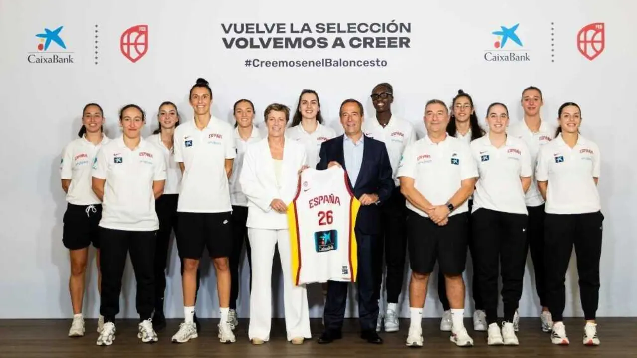 CaixaBank ha entregado la camiseta oficial del Mundial a la selecci&oacute;n femenina de baloncesto.