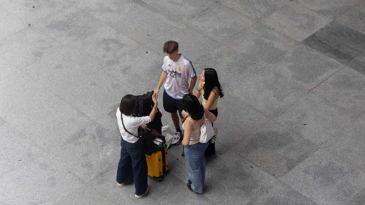 Archivo - Varias personas con maletas en la estaci&oacute;n de Puerta de Atocha-Almudena Grandes, a 19 de junio de 2024, en Madrid