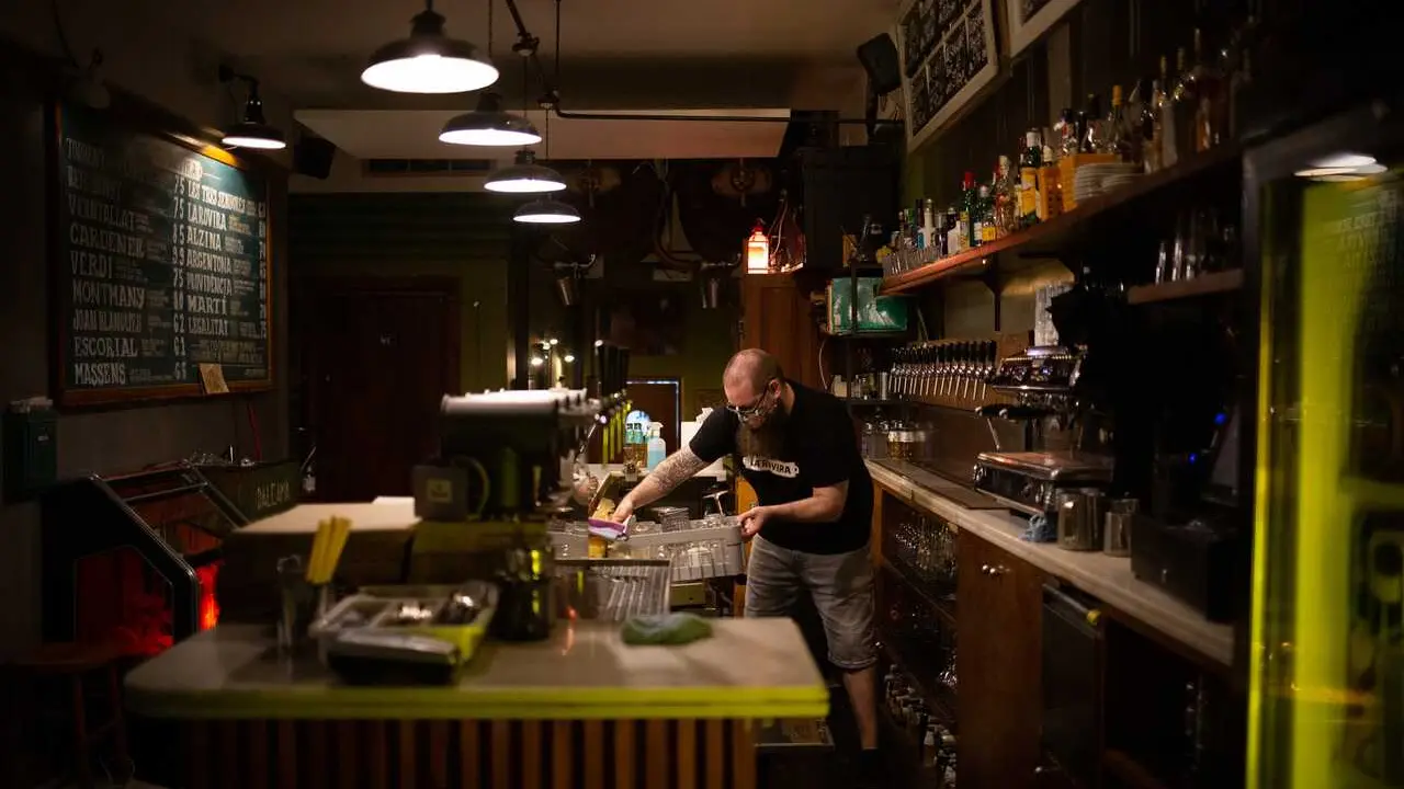 Archivo - Un camarero en el interior de un bar en una calle c&eacute;ntrica de Barcelona,  