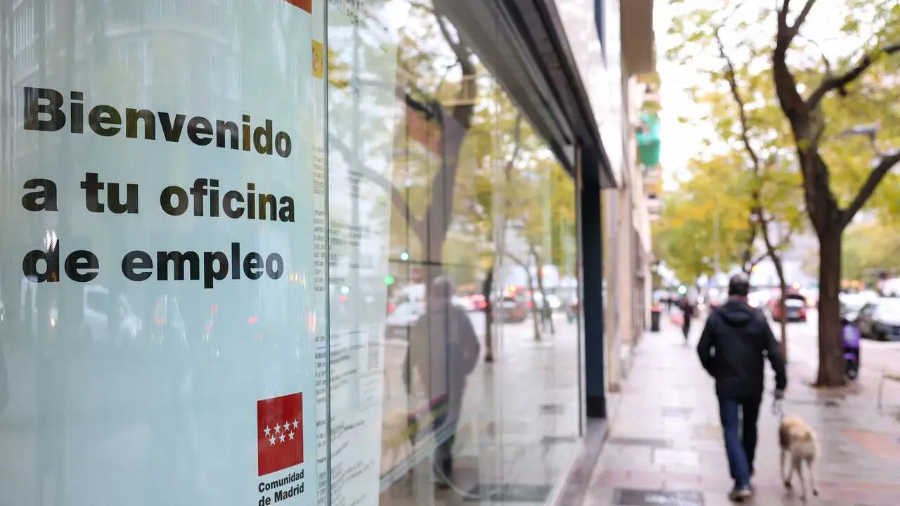 Archivo - Fachada de una oficina de empleo