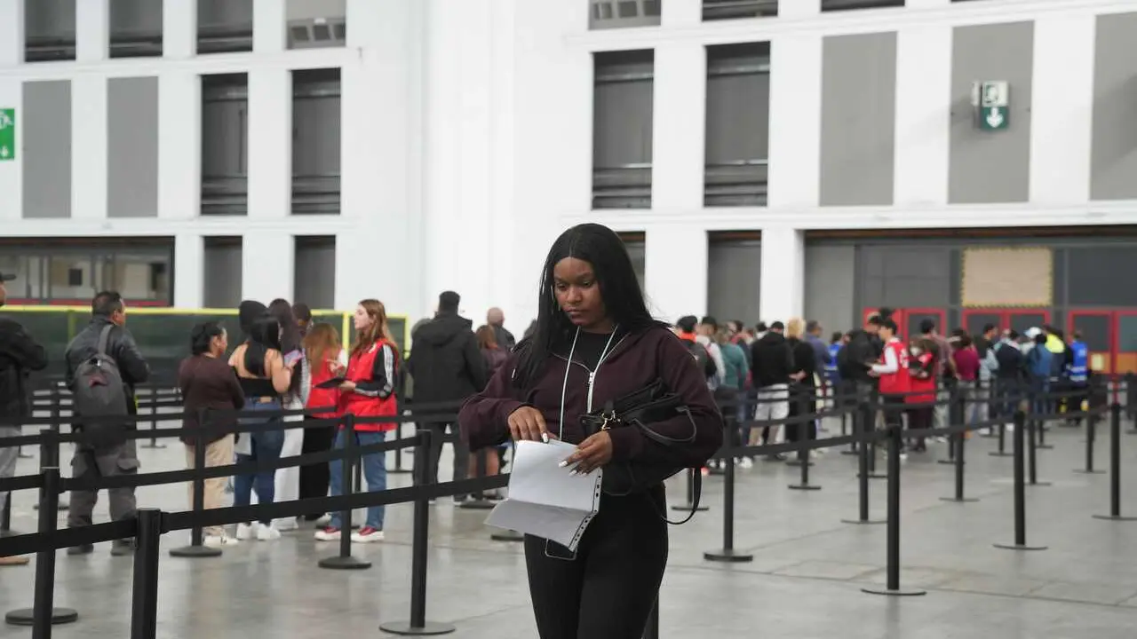Archivo - Una mujer revisa sus papeles durante el proceso de regularizaci&oacute;n extraordinaria de inmigrantes