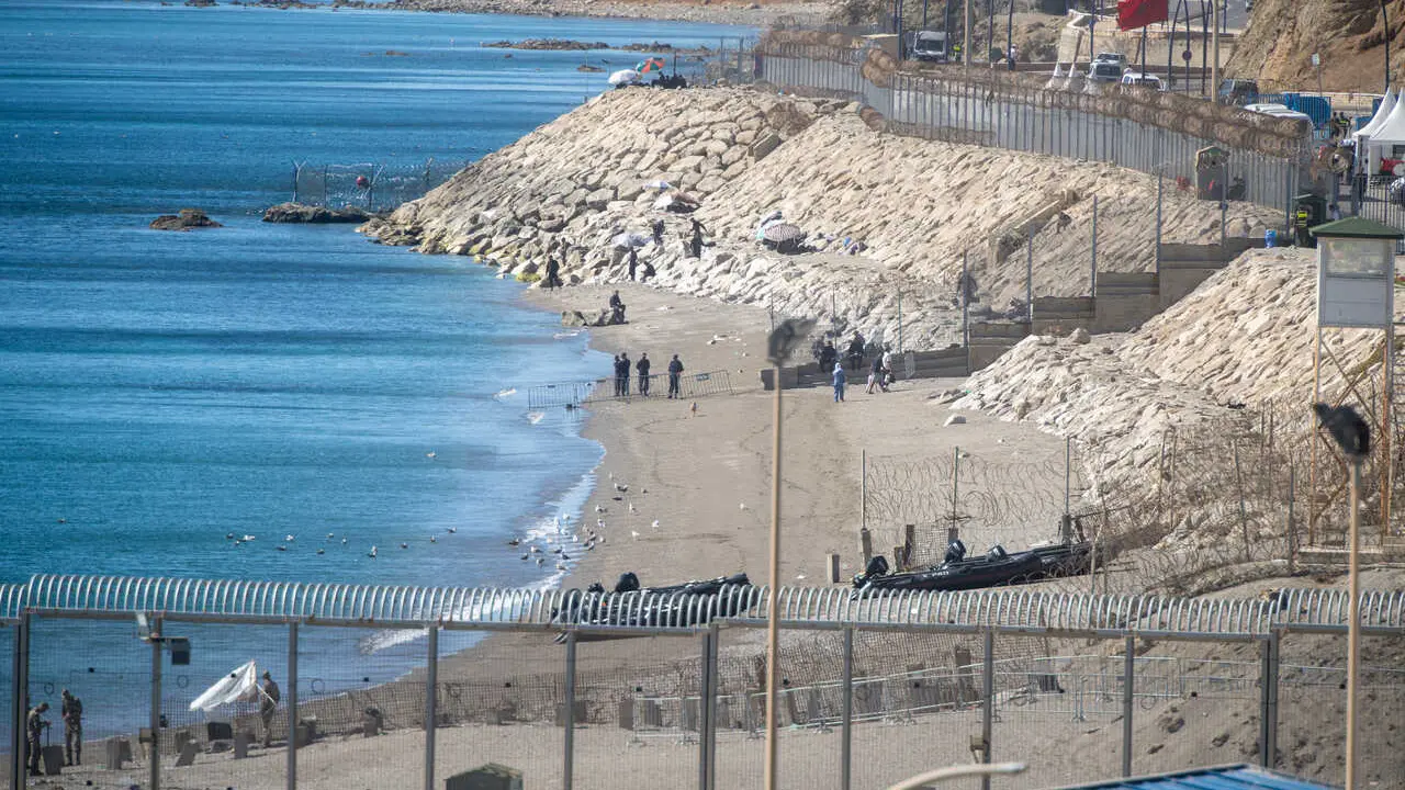 Efectivos de la polic&iacute;a marroqu&iacute; detienen a tres adultos y un menor cuando intentaban cruzar la frontera de El Tarajal, a 28 de agosto de 2026, en Ceuta (Espa&ntilde;a). El Ministerio del Interior ha anunciado que ha solicitado formalmente a la Comisi&oacute;n Europea 