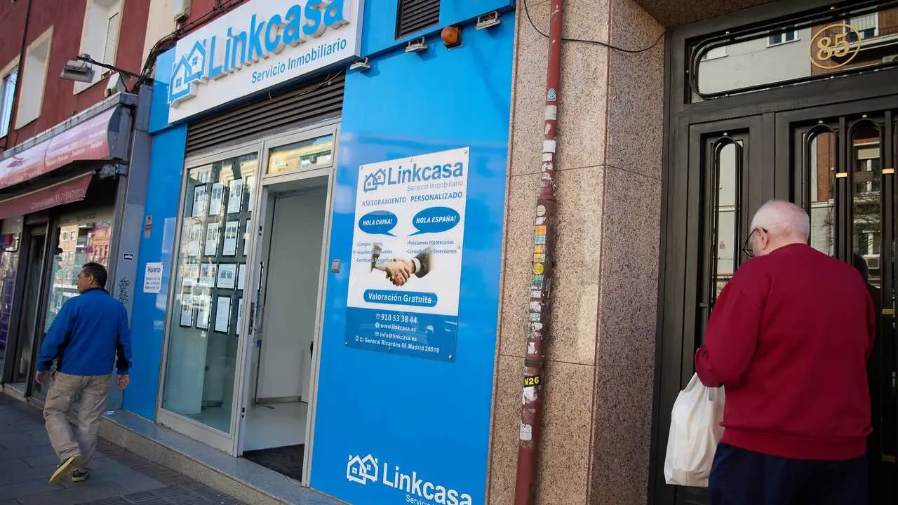 Archivo - Un hombre pasa por una inmobiliaria, a 13 de abril de 2024, en Madrid (Espa&ntilde;a).
