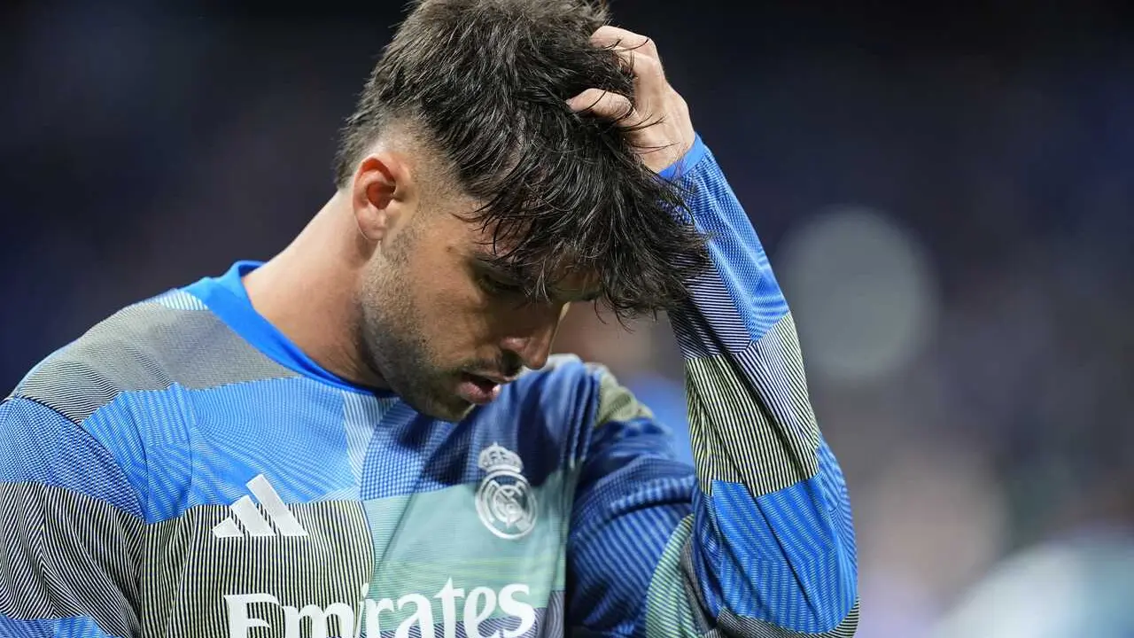 Archivo - El futbolista del Real Madrid Ra&uacute;l Asencio, en el calentamiento previo al encuentro de LaLiga EA Sports 2025-26 ante el Real Oviedo en el Santiago Bernab&eacute;u.