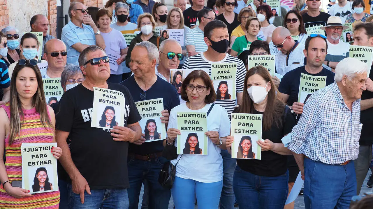 Archivo - Varias personas con fotos de Esther L&oacute;pez durante una concentraci&oacute;n ciudadana en su recuerdo, a 13 de mayo de 2022, en Traspinedo, Valladolid. Foto archivo