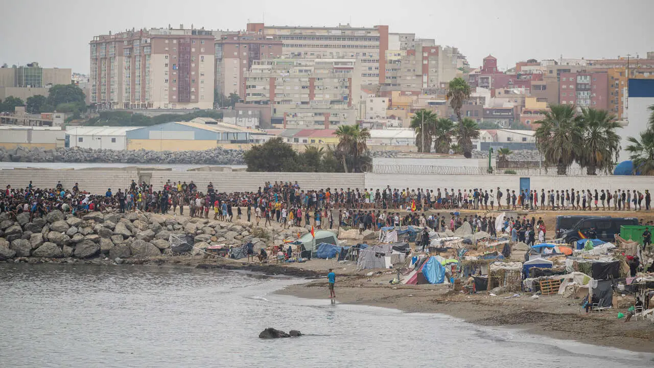 Varios inmigrantes acampados en una playa, a 1 de septiembre de 2026, en Ceuta (Espa&ntilde;a).