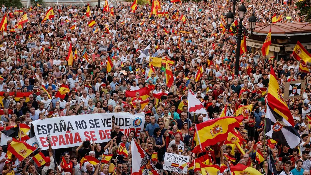 Cientos de personas durante una concentraci&oacute;n en solidaridad con Ceuta, a 2 de septiembre de 2026, en Valencia, Comunidad Valenciana (Espa&ntilde;a). 