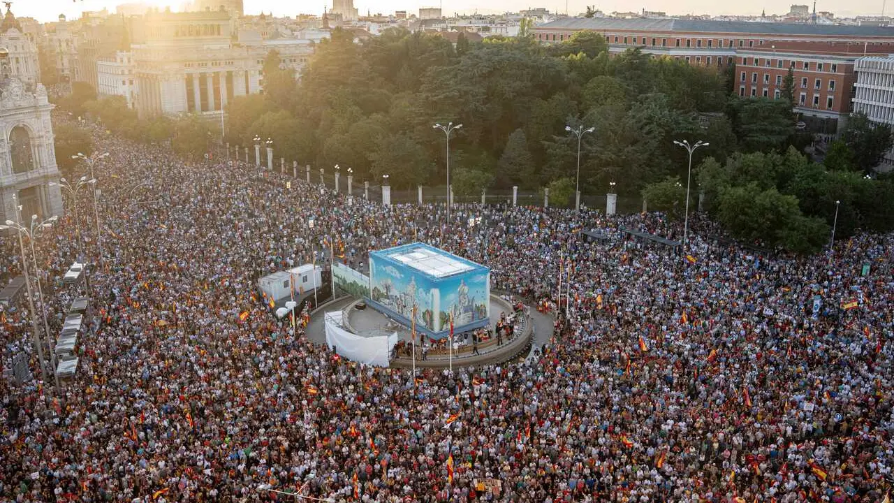 Cientos de personas durante una concentraci&oacute;n en solidaridad con Ceuta, a 2 de septiembre de 2026, en Madrid (Espa&ntilde;a)