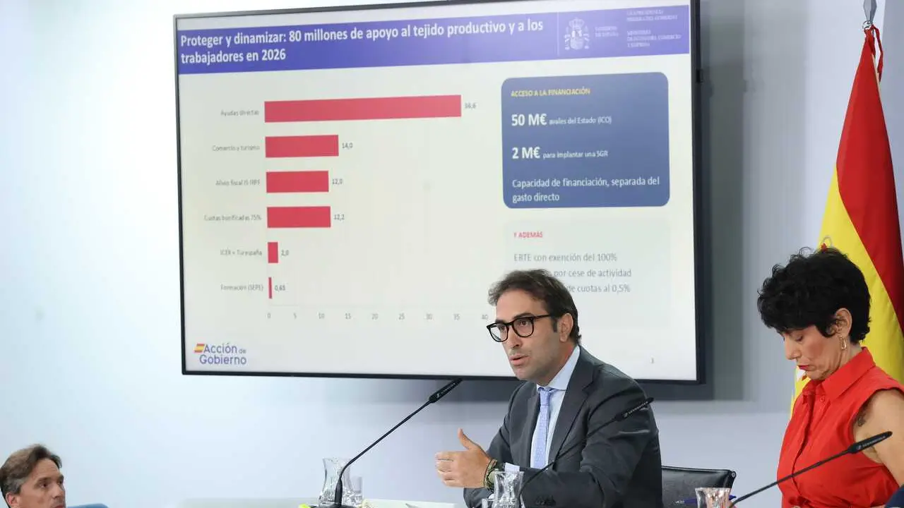 El vicepresidente primero y ministro de Econom&iacute;a, Comercio y Empresa, Carlos Cuerpo, y la ministra de Inclusi&oacute;n, Seguridad Social y Migraciones y portavoz del Gobierno, Elma Saiz
