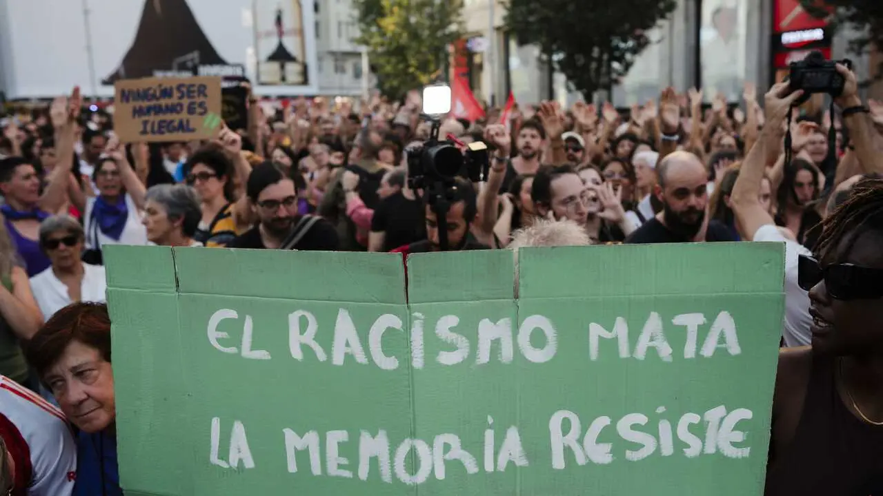 Varias personas durante una concentraci&oacute;n contra el racismo en Ceuta, en la plaza de Callao, a 2 de septiembre de 2026, en Madrid (Espa&ntilde;a).