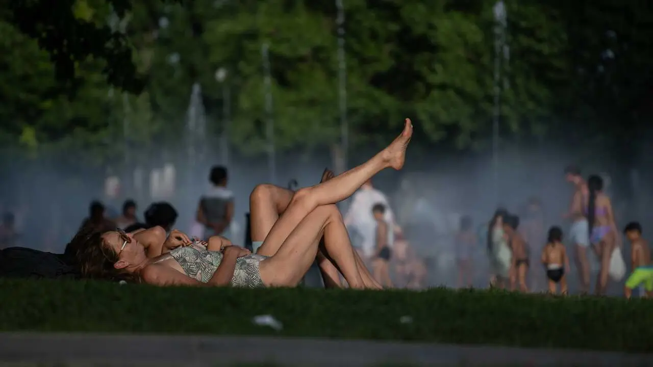 Archivo - Varias personas se refrescan en las fuentes de Madrid R&iacute;o, a 23 de junio de 2026, en Madrid (Espa&ntilde;a). 