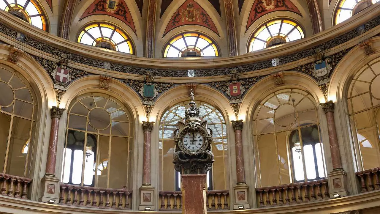 Reloj del Palacio de la Bolsa de Madrid, a 26 de agosto de 2026, en Madrid (Espa&ntilde;a). 