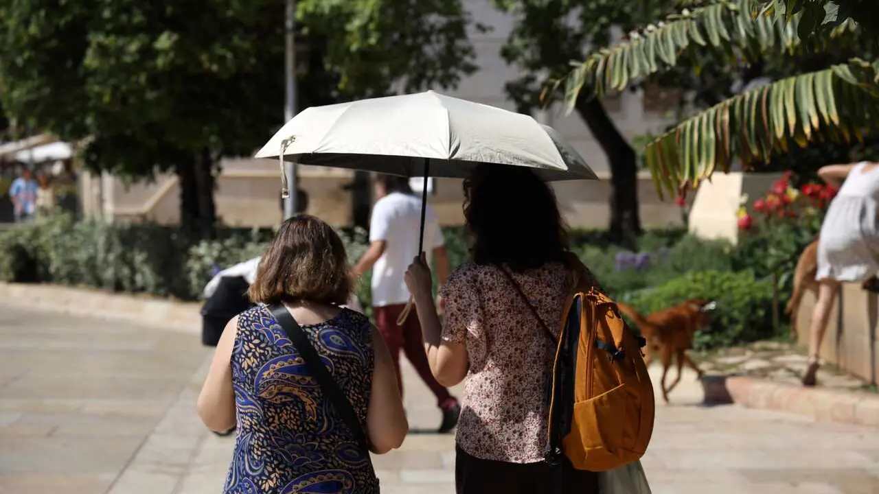 Archivo - Vecinos y visitantes de M&aacute;laga bajo los efectos de la segunda ola de calor. A 6 de julio de 2026 en M&aacute;laga (Andaluc&iacute;a, Espa&ntilde;a). 