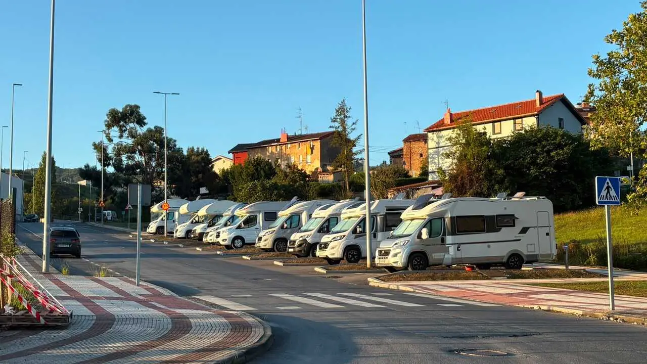 Autocaravanas estacionadas en Gallarta, en Abanto Zierbena (Bizkaia)
