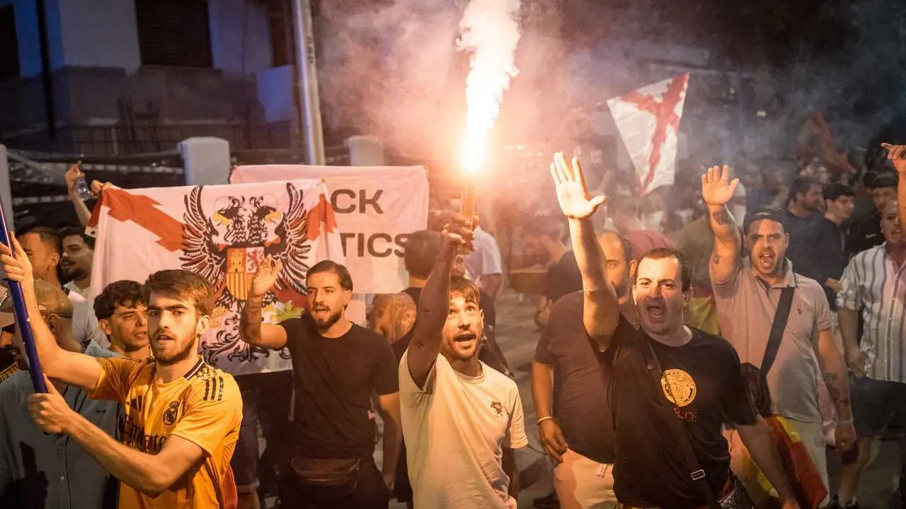 Archivo - Decenas de personas durante una manifestaci&oacute;n ante la embajada de Marruecos en Madrid, a 2 de agosto de 2026, en Madrid (Espa&ntilde;a). 
