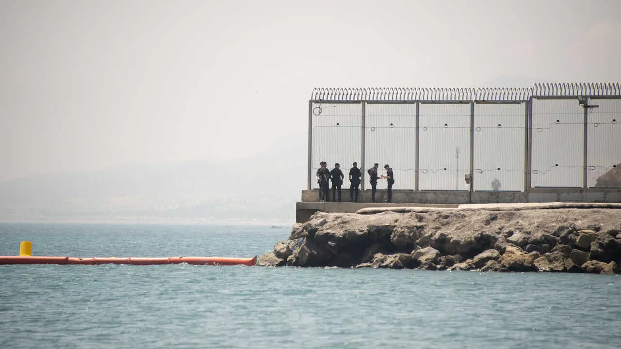Personal de seguridad trabaja en la frontera de Ceuta, Espa&ntilde;a.