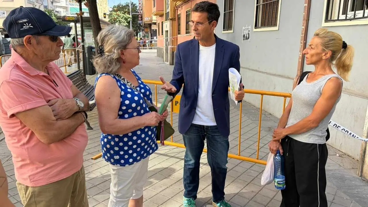 El portavoz del PSOE-A, Francisco Cuenca, en una atenci&oacute;n a medios en Granada.