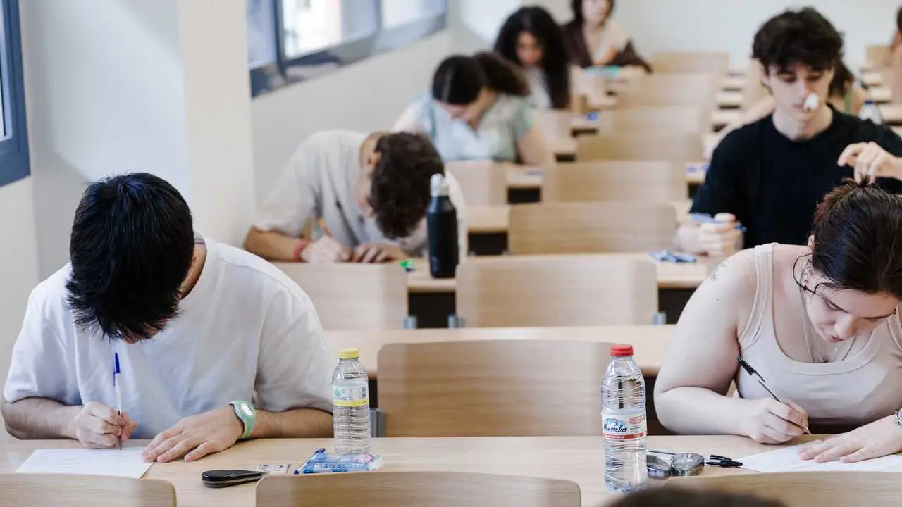 Archivo - Alumnos durante el primer examen de la PAU 2025, en la Facultad de Qu&iacute;micas, durante la primera jornada de selectividad en Madrid, a 3 de junio de 2025, en Madrid (Espa&ntilde;a). 