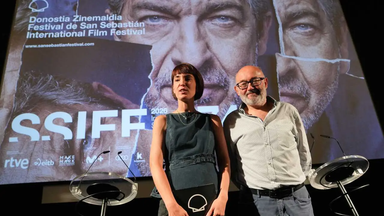 El director del Festival de San Sebasti&aacute;n, Jos&eacute; Luis Rebordinos (d), y la subdirectora del Festival, Maialen Beloki (i), durante la presentaci&oacute;n de la 74 edici&oacute;n del Festival de Cine de San Sebasti&aacute;n