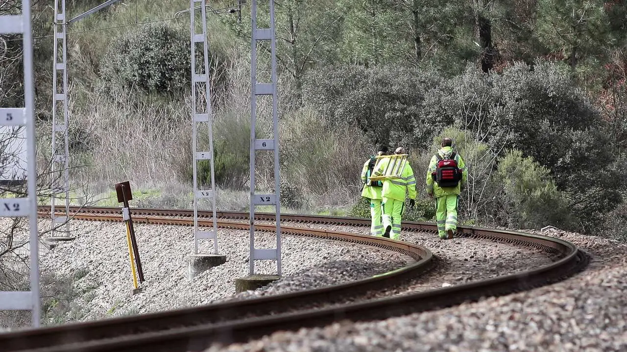 Montefurado, Quiroga, Lugo. Arde la catenaria de la v&iacute;a del tren en el t&uacute;nel de Montefurado. Los pasajeros de los trenes afectados han tenido que continuar viaje por carretera desde la estaci&oacute;n de Montefurado