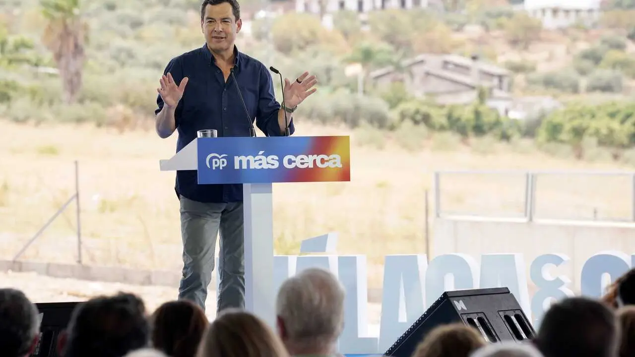 El presidente del PP-A y de la Junta de Andaluc&iacute;a, Juanma Moreno,durante el acto de inicio del curso pol&iacute;tico. A 04 de septiembre de 2026, en Alhaur&iacute;n el Grande (M&aacute;laga, Andaluc&iacute;a, Espa&ntilde;a). El presidente nacional del PP, Alberto N&uacute;&ntilde;ez Feij&oacute;o, y el preside