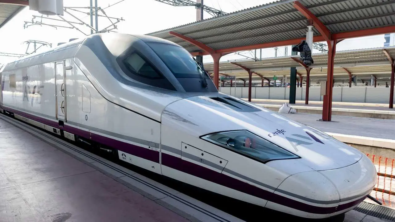 Archivo - Un tren de Renfe en la estaci&oacute;n de Chamart&iacute;n-Clara Campoamor