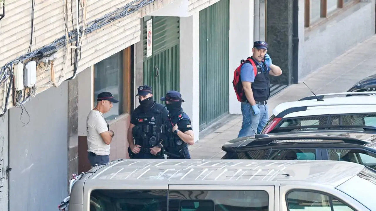 La ertzaintza registra varios domicilios en las calles Paulo VI Auzunea y Arretxe del barrio de Landeta en relaci&oacute;n con el tiroteo de este 2 de septiembre de 2026, en Azpeitia, Guipuzcoa, Pa&iacute;s Vasco (Espa&ntilde;a).