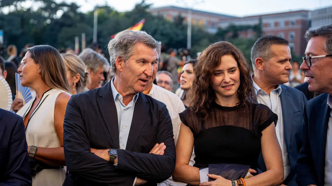 El presidente del Partido Popular, Alberto N&uacute;&ntilde;ez Feij&oacute;o y la presidenta de la Comunidad de Madrid, Isabel D&iacute;az Ayuso, durante una concentraci&oacute;n en solidaridad con Ceuta, a 2 de septiembre de 2026, en Madrid (Espa&ntilde;a).