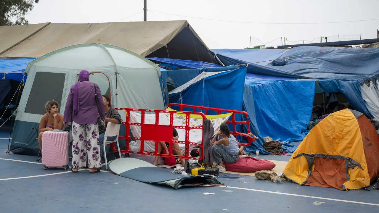 Mujeres migrantes en el polideportivo del barrio de El Pr&iacute;ncipe, a 4 de septiembre de 2026, en Ceuta (Espa&ntilde;a). Decenas de menores y mujeres viven en este campamento improvisado en las instalaciones deportivas municipales, supervisado por vecinos.