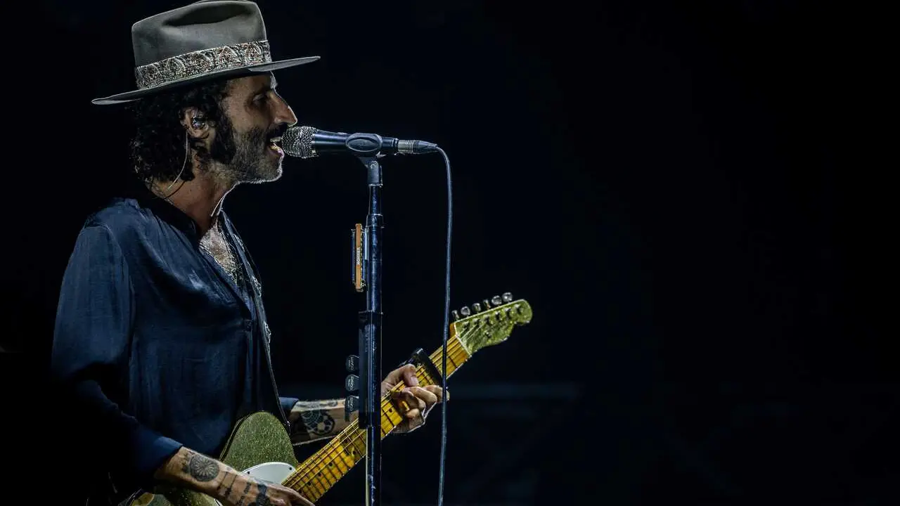 Archivo - El cantante Leiva act&uacute;a durante su concierto en el Movistar Arena, a 21 de junio de 2025, en Madrid (Espa&ntilde;a)