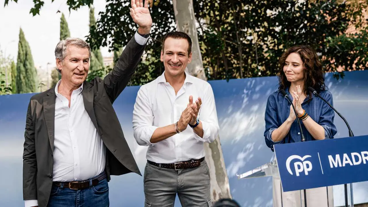 La presidenta de la Comunidad de Madrid, Isabel D&iacute;az Ayuso (d), el presidente local y portavoz del PP en el Ayuntamiento de Getafe, Antonio Jos&eacute; Mesa (c), y el presidente del PP, Alberto N&uacute;&ntilde;ez Feij&oacute;o (i), en el hotel EXE Getafe,