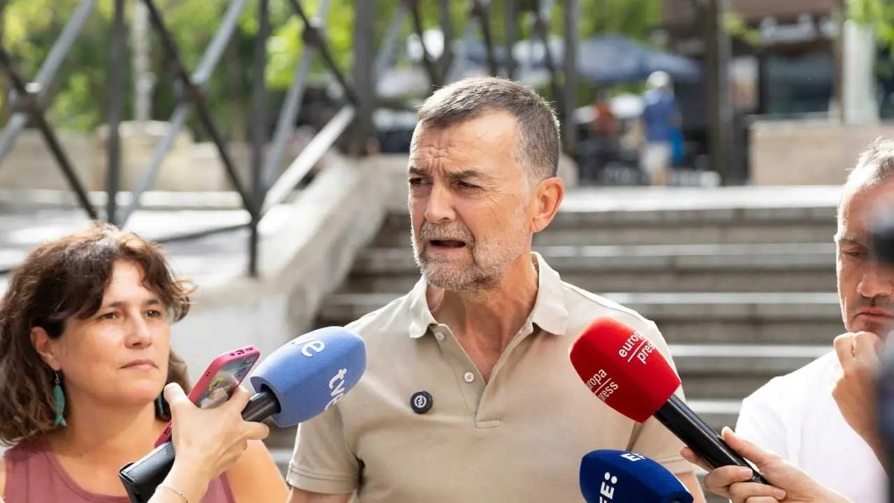 El coordinador federal de IU, Antonio Ma&iacute;llo, atiende a los medios de comunicaci&oacute;n antes de participar en una reuni&oacute;n con coordinadores auton&oacute;micos de la formaci&oacute;n.