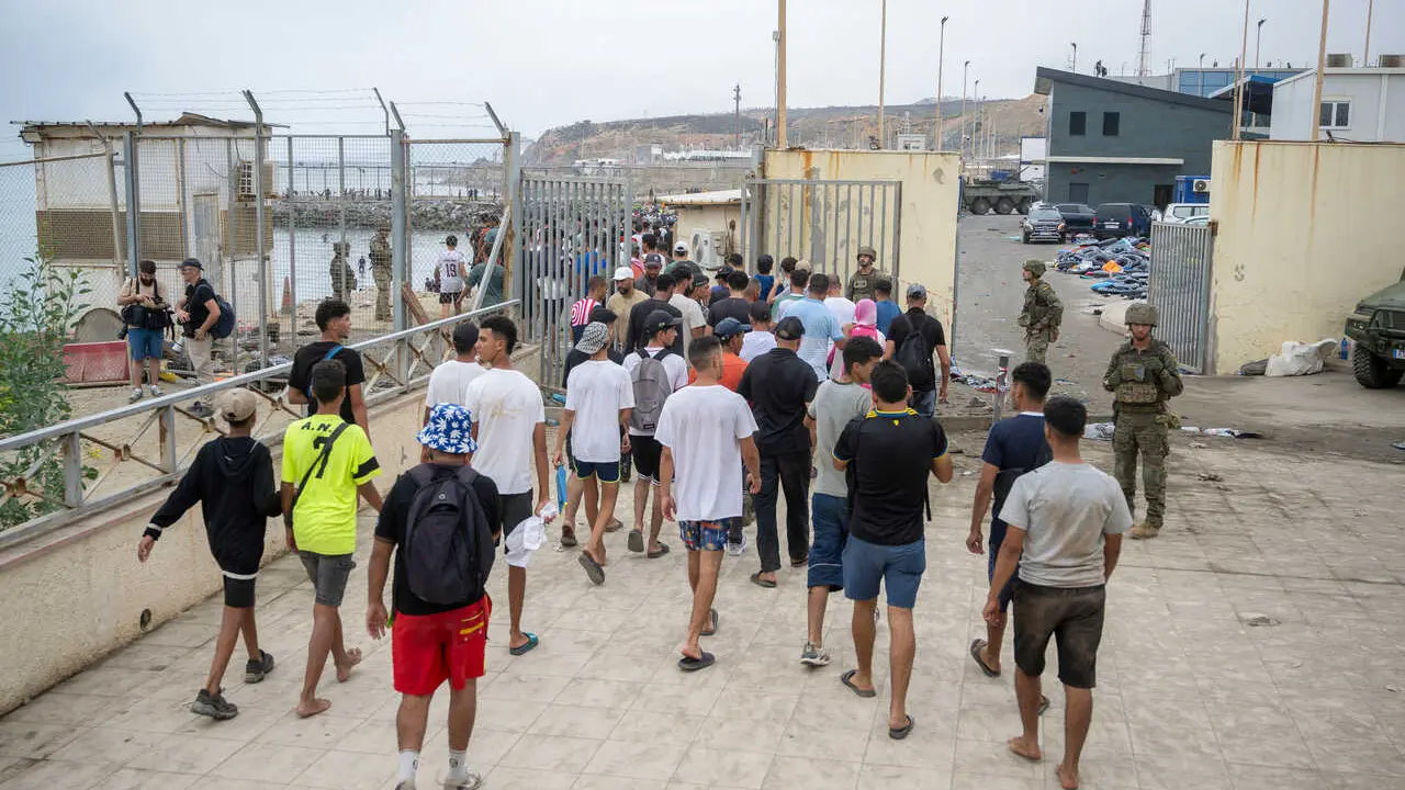 Archivo - Decenas de personas intentando cruzar la frontera, a 31 de julio de 2026, en Ceuta (Espa&ntilde;a).