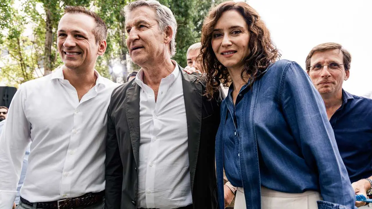 La presidenta de la Comunidad de Madrid, Isabel D&iacute;az Ayuso (d), el presidente local y portavoz del PP en el Ayuntamiento de Getafe, Antonio Jos&eacute; Mesa (i), y el presidente del PP, Alberto N&uacute;&ntilde;ez Feij&oacute;o (c), durante la inauguraci&oacute;n de las Jornadas Parlamenta